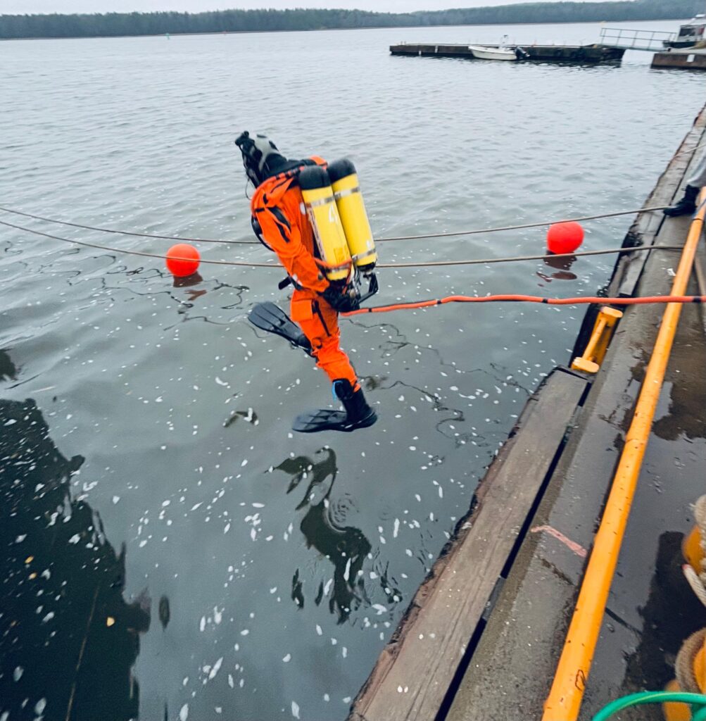 Ammattisukeltaja matkalla pinnan alle