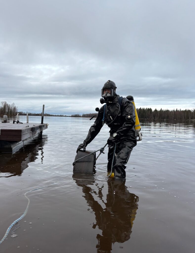 sukeltaja laiturin edessä
