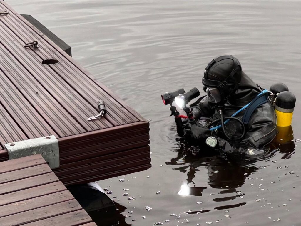 Sukeltaja tarkastaa laituria