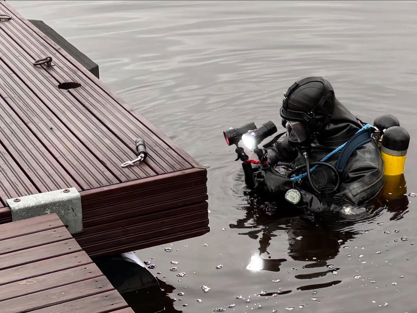 Sukeltaja tarkastaa laituria